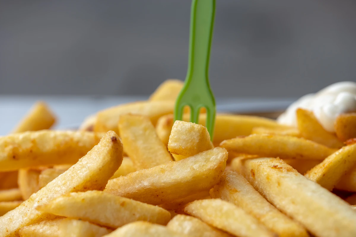 Presentación referencial de una hamburguesa con papas
